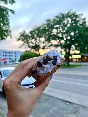 cookie sandwich w/ cookie monster ice cream ($5.25)