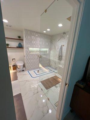 Custom cut floor to ceiling thick glass with 6 clips