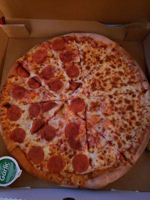 What kind of drugs was this person on when they made and cut up this pizza?