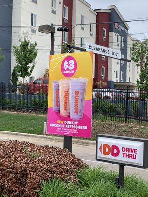 Golden Peach Dunkin' Coconut Refresher