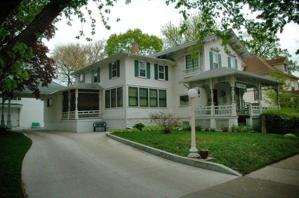 Carriage House Bed & Breakfast