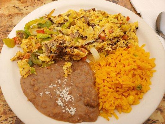 Machaca con huevos, arroz y frijoles.