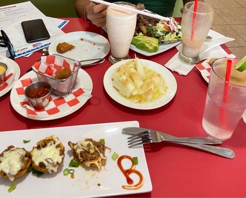 Tostones rellenos de ropa vieja, yuca con mojo, croquetas de jamón, batido de mamey, masa frita.