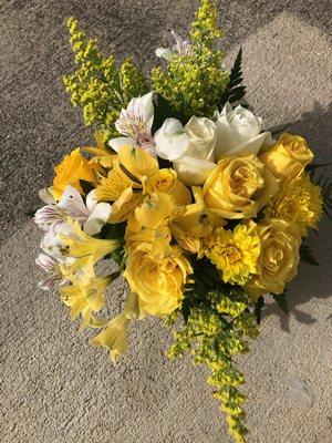 A photo of the Sweet Sunlight bouquet my friend received :)