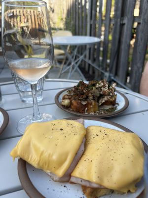 Ham and cheese toasty with wine and mushroom toast