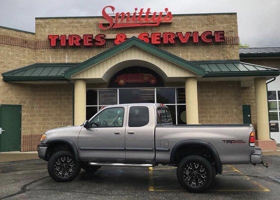 A level kit and new rims brightened up this Tundra.