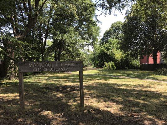 Small lot signed as a separate park but connected to Lang-Carson. On Manigault St