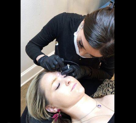 Performing microblading treatment