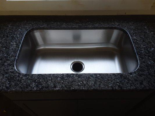 Single bowl under mount sink