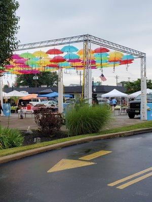 A little rainy this morning but they have umbrellas over the vendors