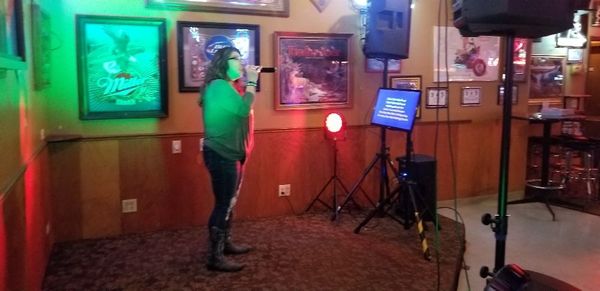 Karaoke at Tailfeatherssaloon