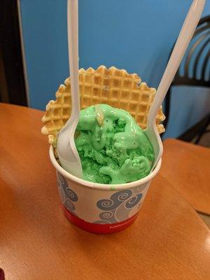 Small pistachio with almonds and waffle bowl