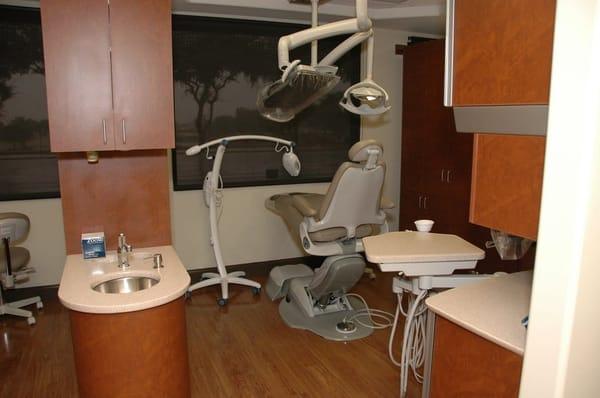 Another operatory featuring the Zoom! in-office teeth bleaching system