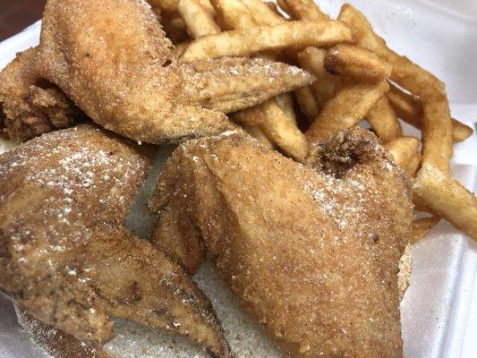 Our 3 wings with seasoning fries and Bread only for 4.99