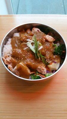 Chicken curry bowl with white rice. Yummy!