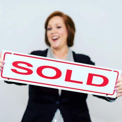 Thinking of selling and want top dollar? Stephanie gets your home sold! Message her today.