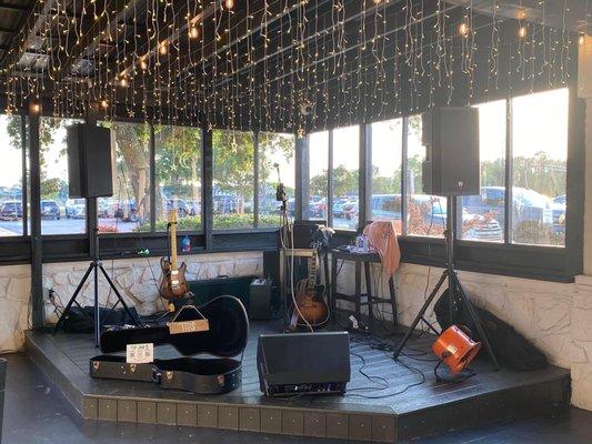 Patio stage set for Leif Meche