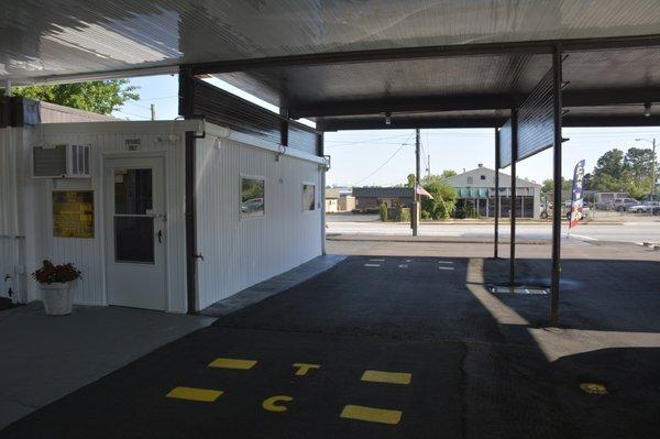 Washing area for extra large commercial vehicles