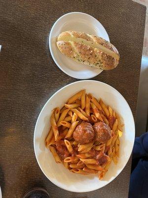 garlic bread and penne marinara with meatballs