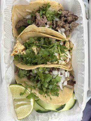 Tres tacos. 1 de lengua, 1 de pollo y 1 de carne asada