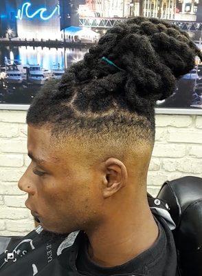 Side view mid Bald fade