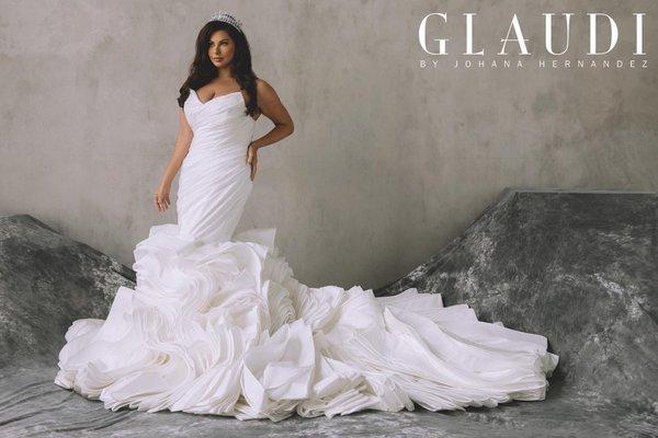 The best tan for any occasion! Trusted her for this bridal campaign I was in! Flawless bronzed color.