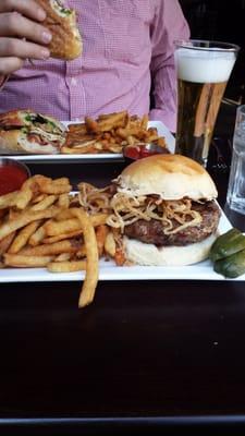 Cheeseburger with frizzled onions and frites