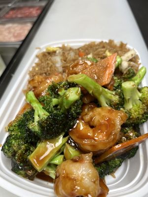 Shrimp with broccoli and fried rice