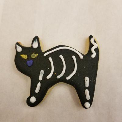 Scary cat cookie!