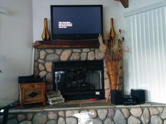 Bamboo view suite: fireplace and television