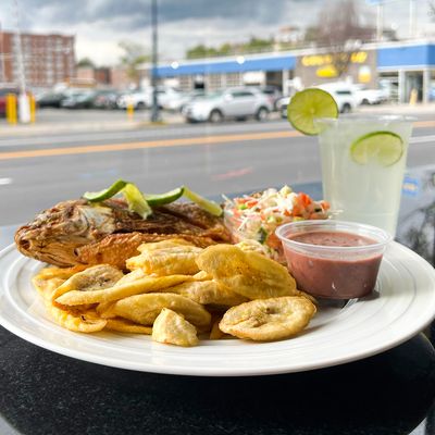 Encuentra el almuerzo perfecto aquí en la Fonda Deli North Franklin Déjanos deleitar tu paladar con sabores auténticos