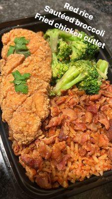 Fried cutlet red rice and sautéed broccoli