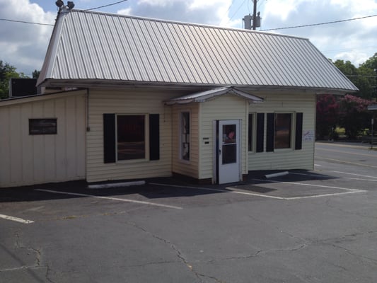 Small, worn building housing Darrell's BBQ