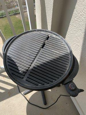 Nasty grill, not cooking anything here. Bring a couple of S.O.S pads if you do.