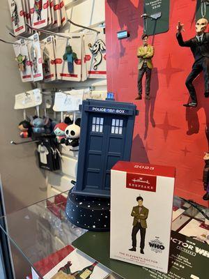 Doctor Who: 11th Doctor ornament. Behind the 11th doc : The TARDIS Tabletop Decoration.