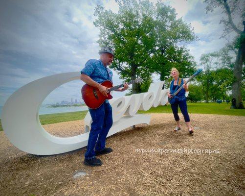 Victor Samalot Duo w/ Bobbi Holt on Bass guitar.  Photo by Maria Perme