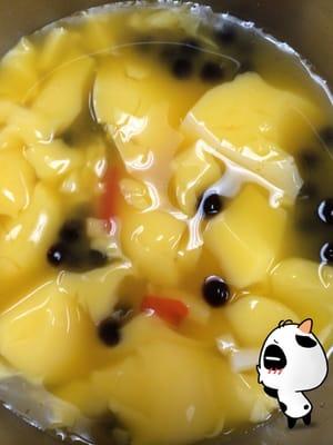 Tri-mango Pudding with bubble and jelly. Cool for summer and my sweet tooth