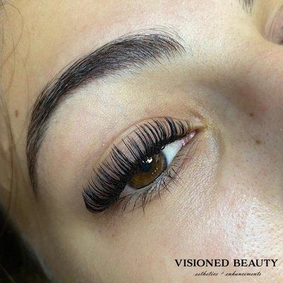 "Wet" eyelash extensions