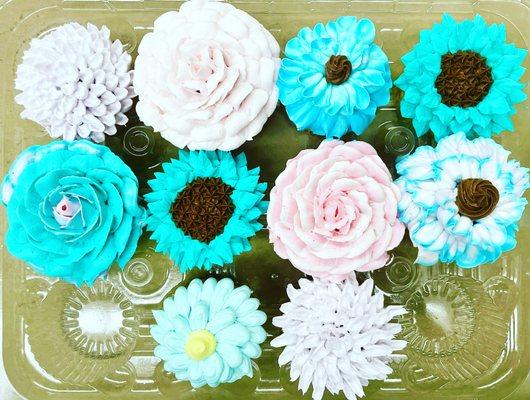 Floral decorated cupcakes