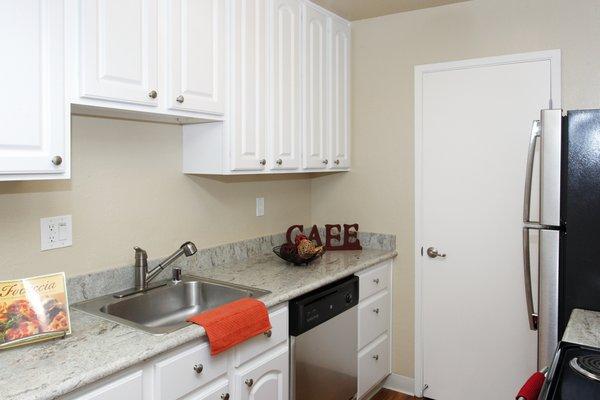 Evelyn Gardens in Sunnyvale~Dishwasher & Large Pantry~Managed by Woodmont Real Estate Services