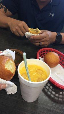 Buñuelos, empanadas y jugo de mango. Todo estaba delicioso!