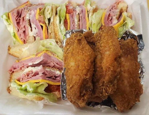 Club sandwich and wing basket