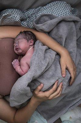 Photo of a baby and mom right after birth taken by Doula Noleen