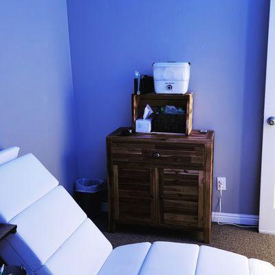 Enjoy the heated massage chairs with your oxygen rejuvenation.  Add on a heated towel and eucalyptus cool down to any session.