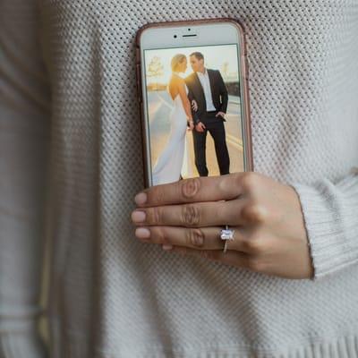 Local Wedding photographer Alisha Sims stopped by to give us her top tips for taking the perfect engagement ring selfie!