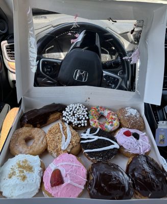 A dozen of assorted donuts (5/2/24) (instagram: @issa.cheatday)