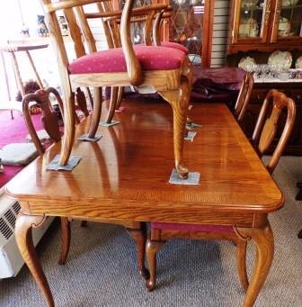 Solid oak Dining table with 6 chairs, two leaves. Made by Ethan Allen Furniture Co. Like New.