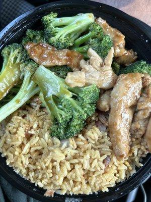 C8. Chicken with Broccoli Combination Platter