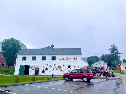 Hogan's cider mill  & parking lot pulling into the driveway