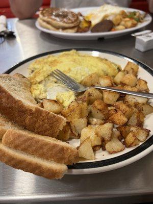 Omelette with home fries and white toast